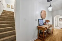 Charming! Remodeled 4-bedrm, 3 bath, less than 1 mile to Notre Dame. Super Clean