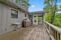 Welcome to Owl Hollow Retreat! Stunning mountain and valley views.