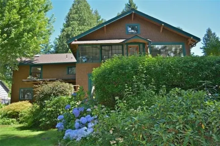 PEACEFUL WATERFRONT RETREAT 30-MINUTE FERRY RIDE FROM SEATTLE!