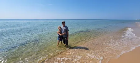 Cozy Beach Cottage 2 blocks to beach near entertainment food & Fun, screen porch