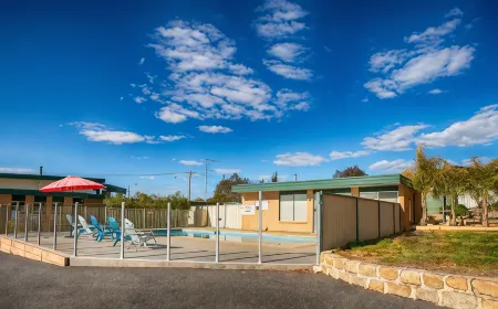 Hi Way Eight Motor Inn Отели рядом с достопримечательностью «Парк Сентрал»