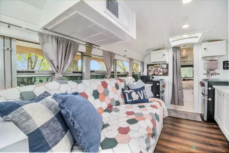 Getaway Skoolie- OFF Grid & Take you wherever your heart desire Отели рядом с достопримечательностью «Latitude 42° Brewing Company Portage»