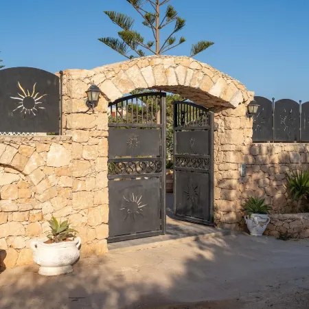 Borgo Marino Beach Residence Отели рядом с достопримечательностью «Пляж Кала-Мадонна»