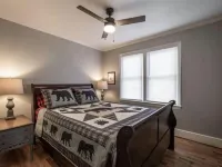 Elk Spur Outpost – Wine, Hike, Walk to Fun! Hotels in Elkin