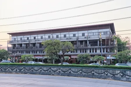 BKK39 Airport Hotel Отели рядом с достопримечательностью «Bangkok Flight Services»