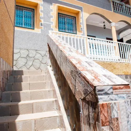 Odza, Modern Apartment, 3 Bedrooms, Private Parking