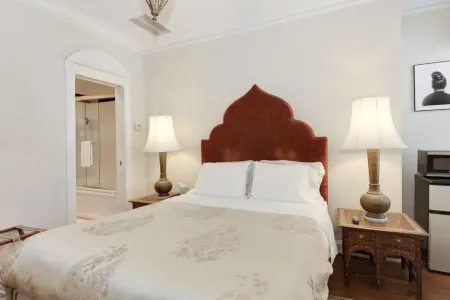 Tasteful Historic Victorian Retreat in DuPont Circle - Charming Cozy Suite Отели рядом с достопримечательностью «Saint Sophia Cathedral»