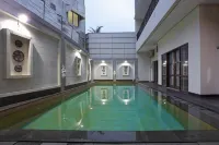 จัมบูลูวุก แมนชั่น ปากูบูโวโน - สระว่ายน้ำแบบอินฟินิตี้