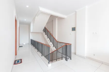 RedDoorz Near Universitas Esa Unggul Bekasi Harapan Indah