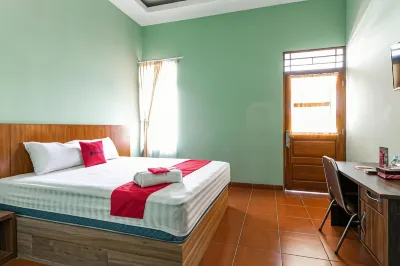 RedDoorz Near Puro Mangkunegaran Hotels in Kestalan