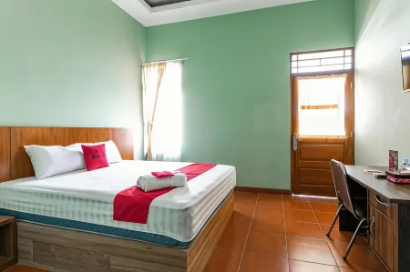 RedDoorz Near Puro Mangkunegaran Отели рядом с достопримечательностью «Balekambang Park»