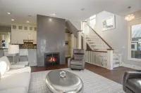 IN TOWN Luxury Resort -hot tub, heated pool & a two season entertainment room