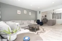 Entire home, strategic location, everything within reach. Off i94 & Southfield. Hotels in Dearborn