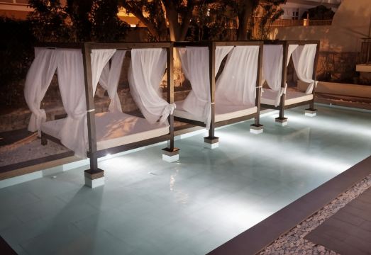 호텔 자바의 뷔페식 조식 장면