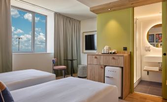 Hampton by Hilton Lyon  Airport