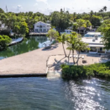 Tiki Hut and Dockage for Boats - Charming Coastal Haven