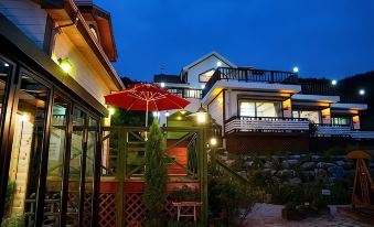 Pension on the Sea Shore in the Bosom Department (Byeonsanbando)