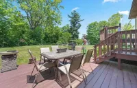 Charming 2-bedroom house with WiFi, AC in lovely Waterbury/beautiful backyard Hotels in Waterbury