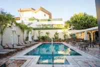 Motif Hotel Çeşme - Swimmingpools