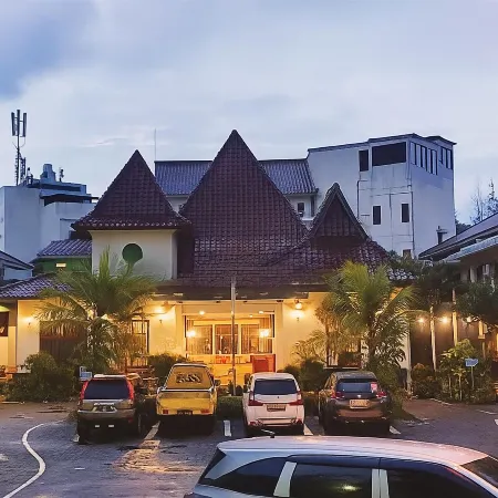 Front One HK Resort Simpang Lima Semarang