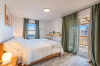 Whispering Willow Retreat - Hot Tub & Fire Pit, 14Min to NRG - 4-Star