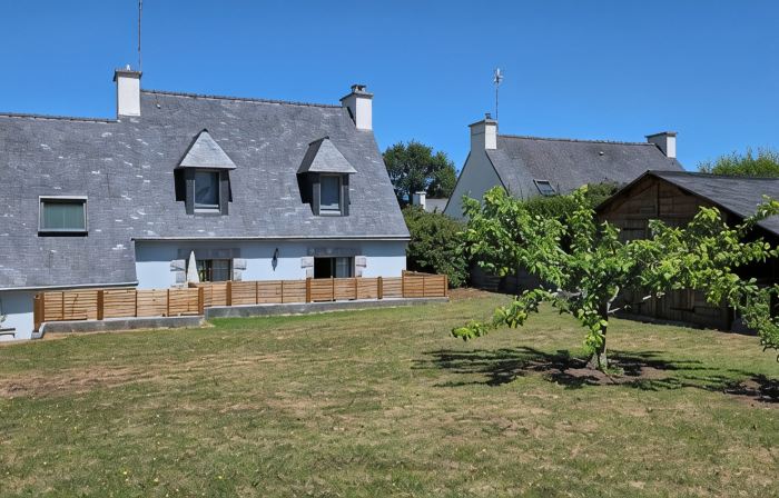 Belle Maison Lumineuse Avec Jardin Clos au Centre de Nevez - 500m des Commerces