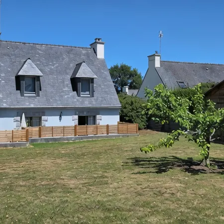 Belle Maison Lumineuse Avec Jardin Clos au Centre de Nevez - 500m des Commerces