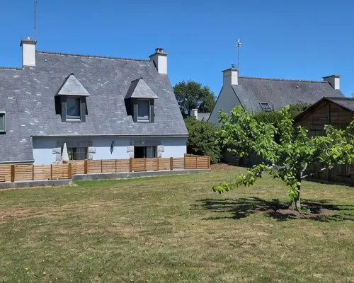 Belle Maison Lumineuse Avec Jardin Clos au Centre de Nevez - 500m des Commerces Hotels in Nevez