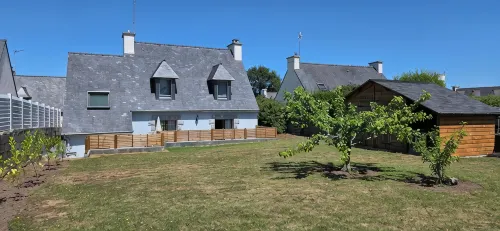 Belle Maison Lumineuse Avec Jardin Clos au Centre de Nevez - 500m des Commerces