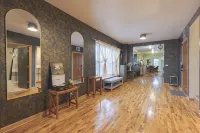 LUXE Vintage Loft, 10min to Downtown, Retro Movie Theatre - 15% Discount Applied - Condos