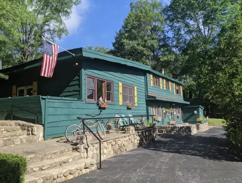 Snowshoe Hare Cabin at the Adirondack Lodge - 5 mins to Lake George Village