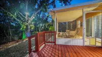 Sunny 3Br Oasis • Water View • 2 TVs • Beach Gear • Fenced Yard • Pet Friendly - Homestays
