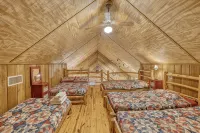 Ringers Lodge   Spacious 6-bedroom house on the River in charming Concan