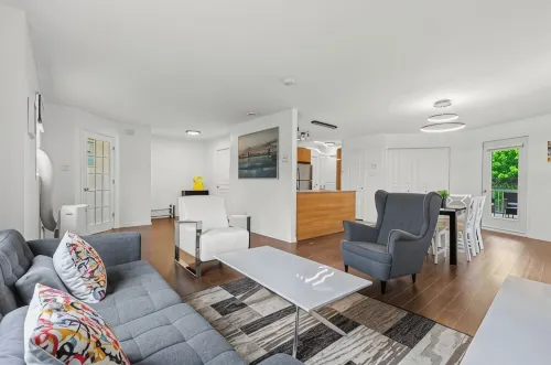 Lovely 2-bedroom Apt. in DIX30 close to DT - 2-Star