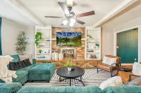The Full House— Beds~Near Rose District~Shuffleboard~Poker Room~Game Room