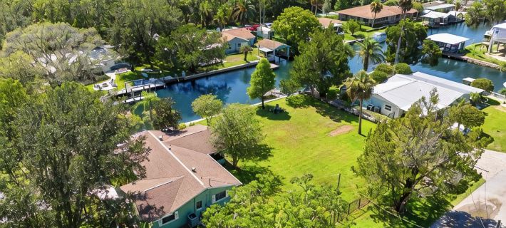 Waterfront Family Fun on the Water Paddle to Main River and Springs in Minutes. Hotels in Homosassa