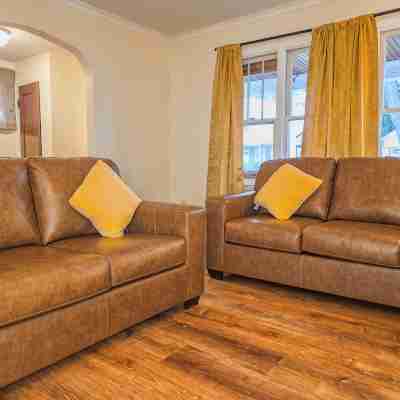 3-bedroom house in enchanting Niagara Falls with AC, WiFi Others