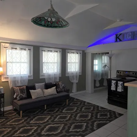 Midtown Guesthouse 15 Minute Walk to Downtown Entertainment