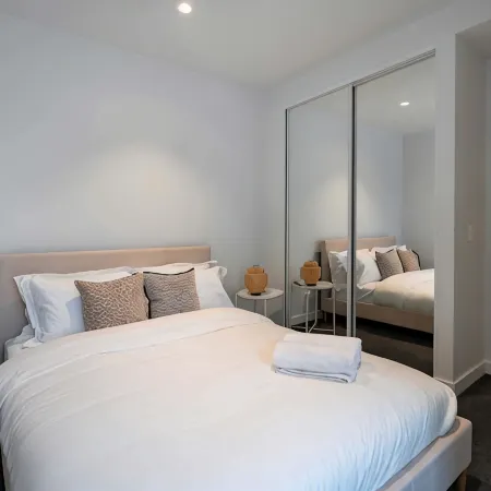 Modern Hawthorn 1BR Walk to Cafes & Transport