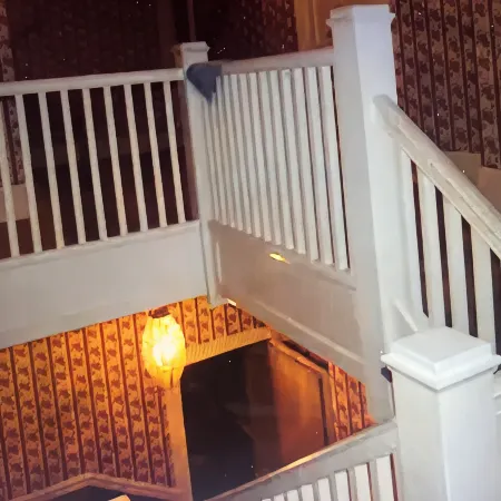 Peace Apartment, upstairs with king size bed. Hoteles en Anniston