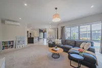 Modern Family Home with Outdoor Living in Wigram - ヴィラ