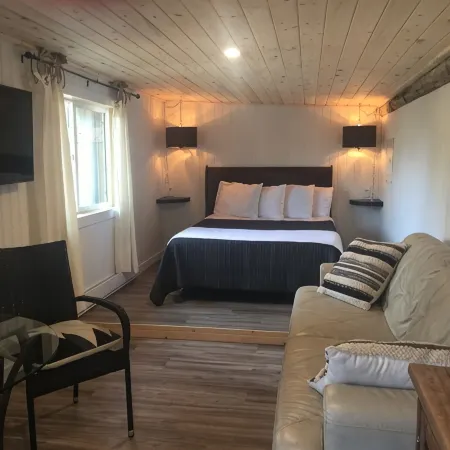 The Wood Shed at Saratoga Beach with hot tub