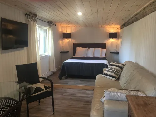 The Wood Shed at Saratoga Beach with hot tub