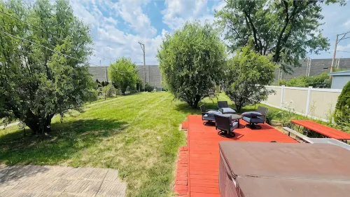 LUXE 3 BR, 2 BA + Hot Tub - Homestays