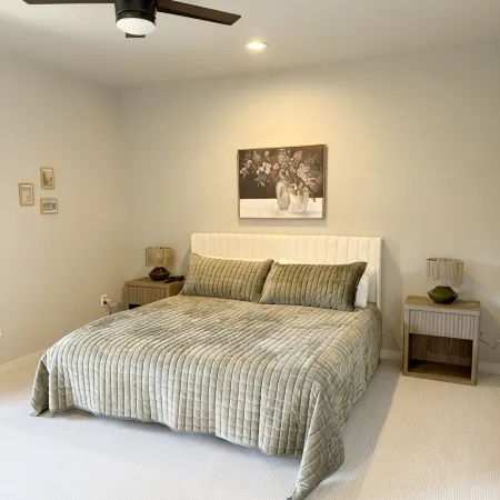 2BR 2.5 Downtown Oasis Full Kitchen, Pet Friendly, Close to Silos Food Hall Отели в г. Исли