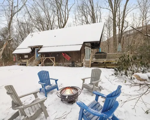 1 Min to Camelback! Creekside Escape + FirePit & BBQ Hotels in Pocono