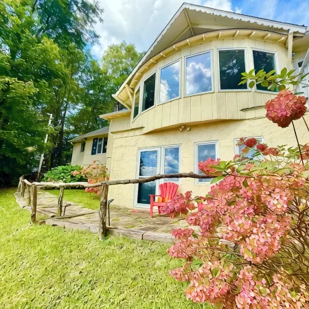 Stunning Mountain view from in-town location. Walk to town!! Отели в г. Хайлендс