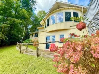 Stunning Mountain view from in-town location. Walk to town!!