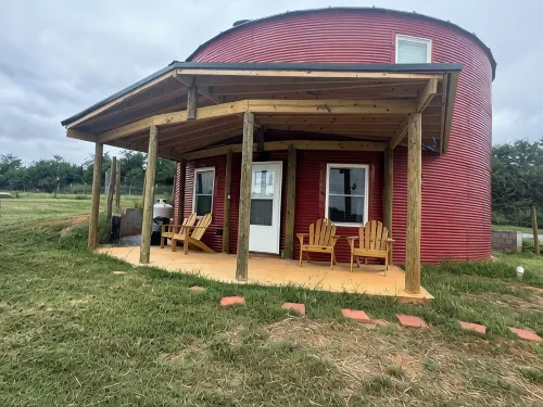 Red Grain Bin Home 3-bedroom 2.5 baths Near Lynchburg& Liberty - Wi-Fi