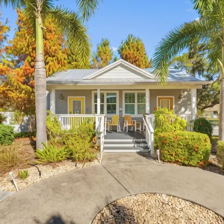 Key West Style Cottage - with pool/hot-tub